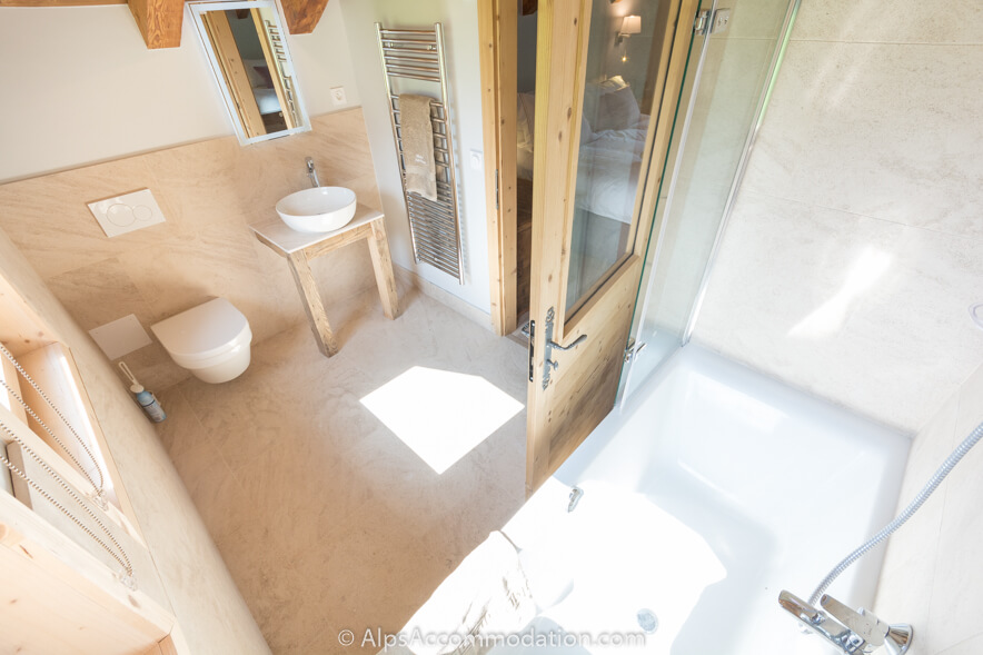 Chalet Petit Coeur Samoëns - A large shower and bath in the ensuite bathroom