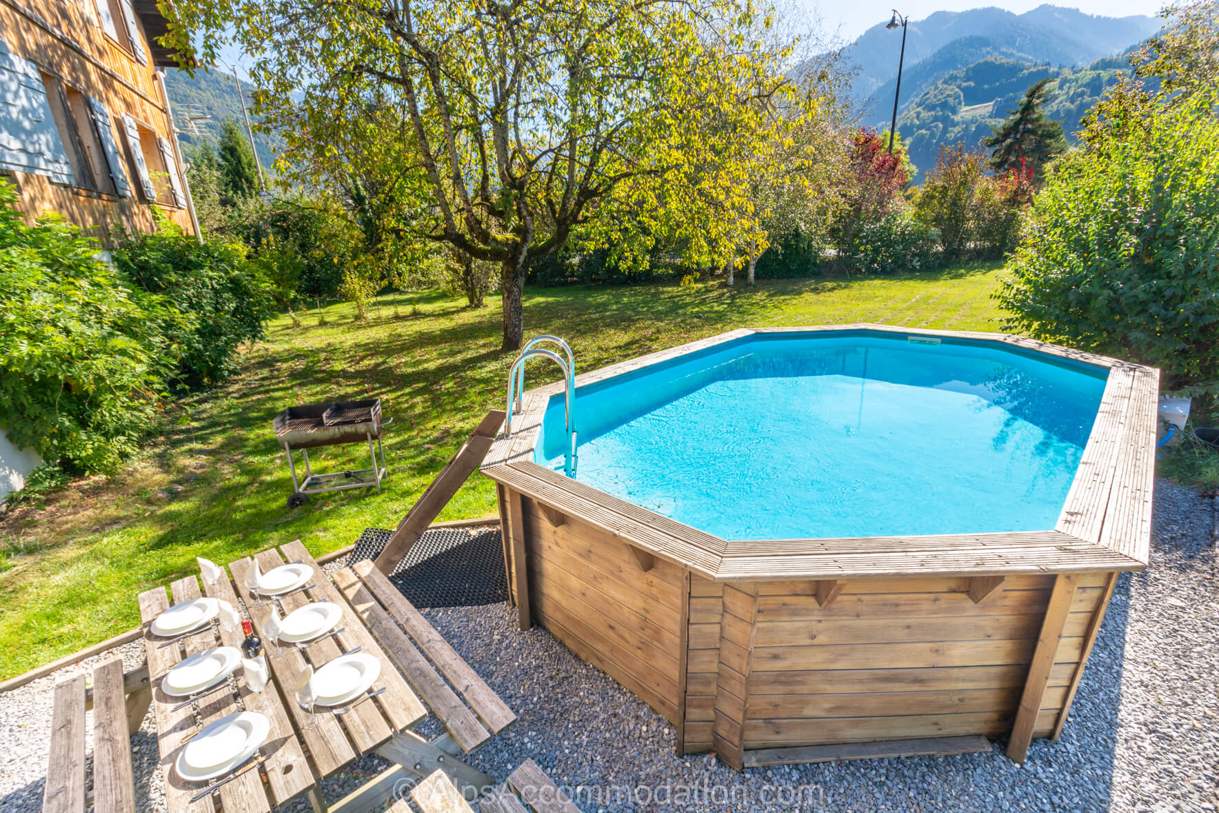 Chalet Bézière Samoëns - Private swimming pool in the large lawned gardens