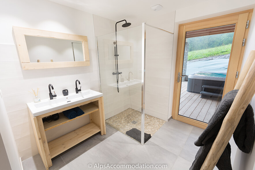 Chalet Sarbelo Samoëns - Family bathroom which gives access to the hot tub