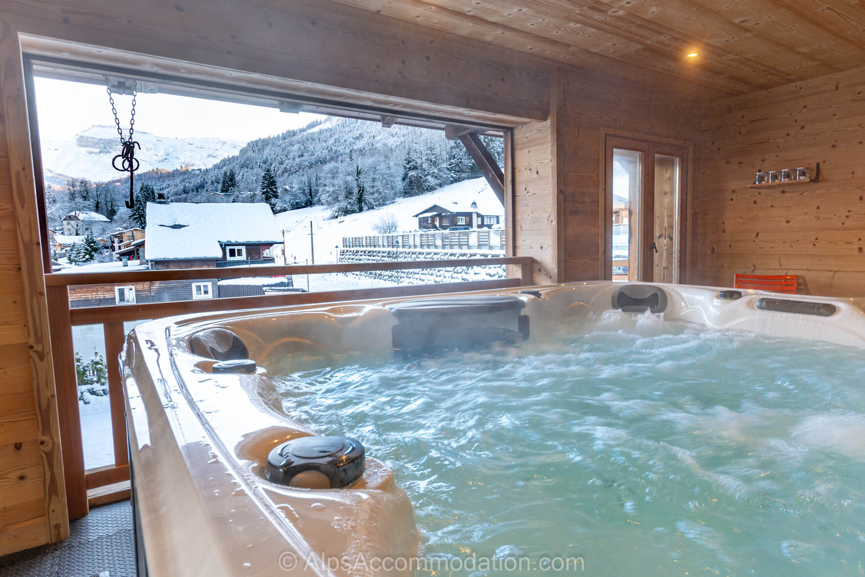 Chalet Skean-Dhu Samoëns - Hop off the telecabine opposite the chalet and straight into the luxurious hot tub
