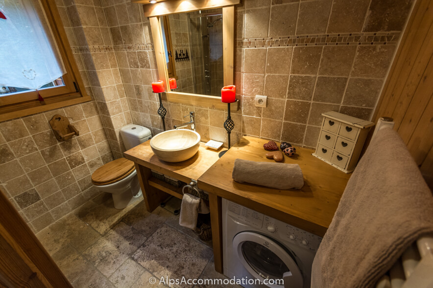 Apartment Biollet Samoëns - Beautiful family bathroom with large shower and rustic stone sink