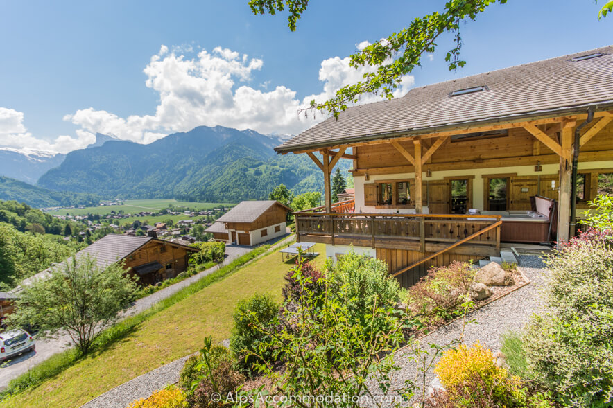 Chalet Falcon Samoëns - Wonderful views from the terrace and 2000m2 private gardens which surround the chalet