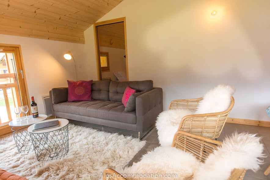 Apartment La Bottière Samoëns - Deep comfortable sofa in the living area set under the vaulted ceiling