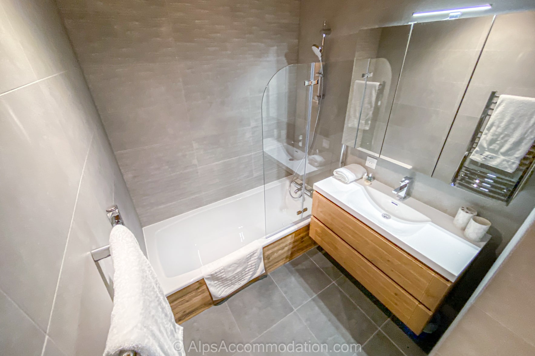 Pas Au Loup A10 Smoens - Family bathroom with bath and integrated shower