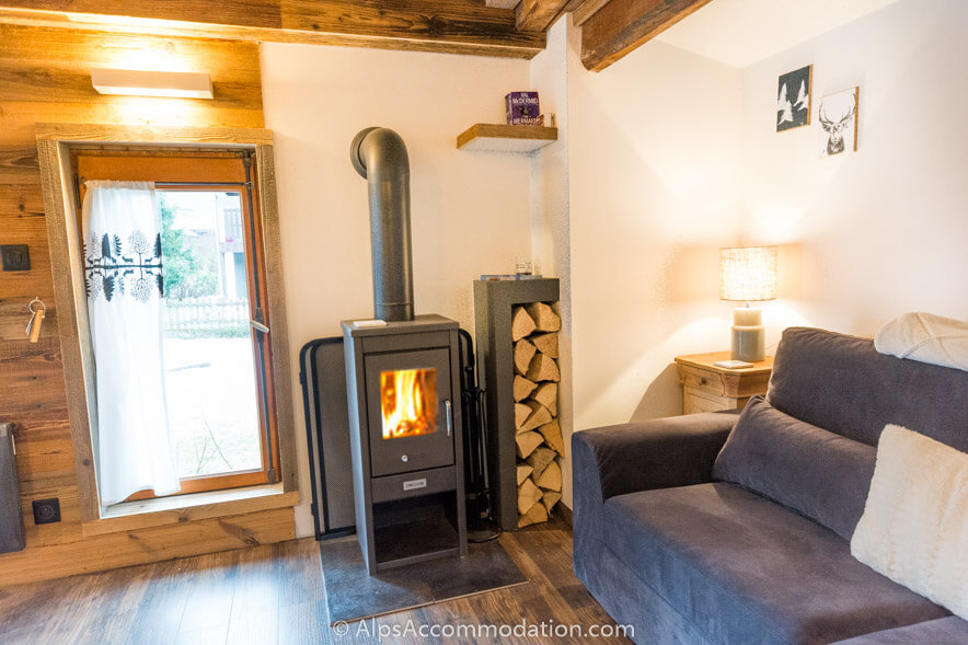 La Cabine Samoëns - The cosy log fire is a real highlight