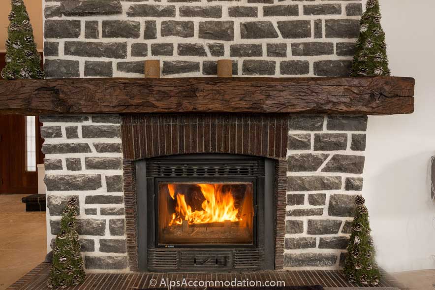 Chalet Falconnières Samoëns - A cosy log fire with stone surround