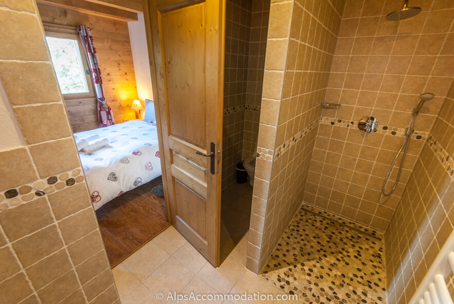 La Grange Samoëns - Ensuite bathroom with large walk in shower