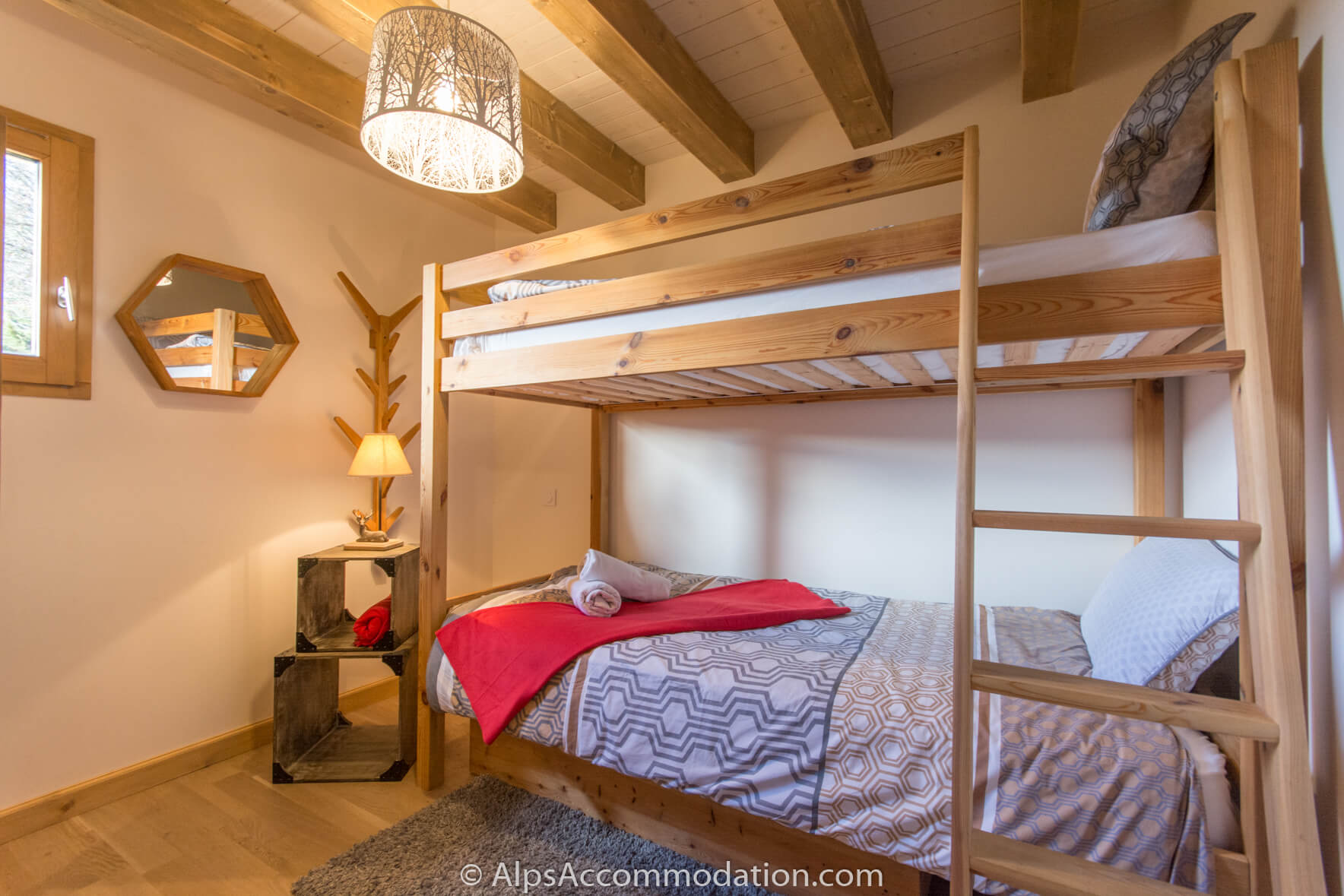 Chalet 75 Samoëns - Twin bedroom with built in wardrobe and desk