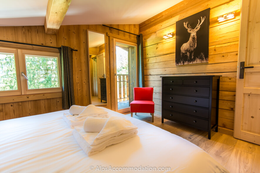 Chalet Toubkal Samoëns - Comfortable king bedroom with quality furnishings