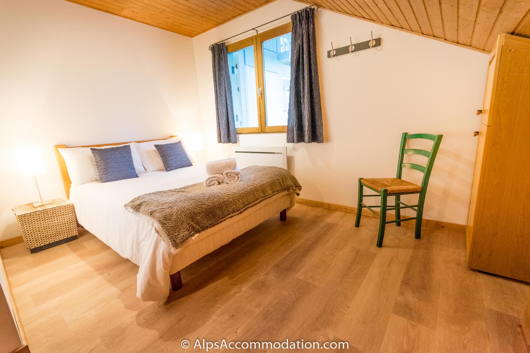 Chalet Bleu Morillon - The spacious double bedroom on the lower level