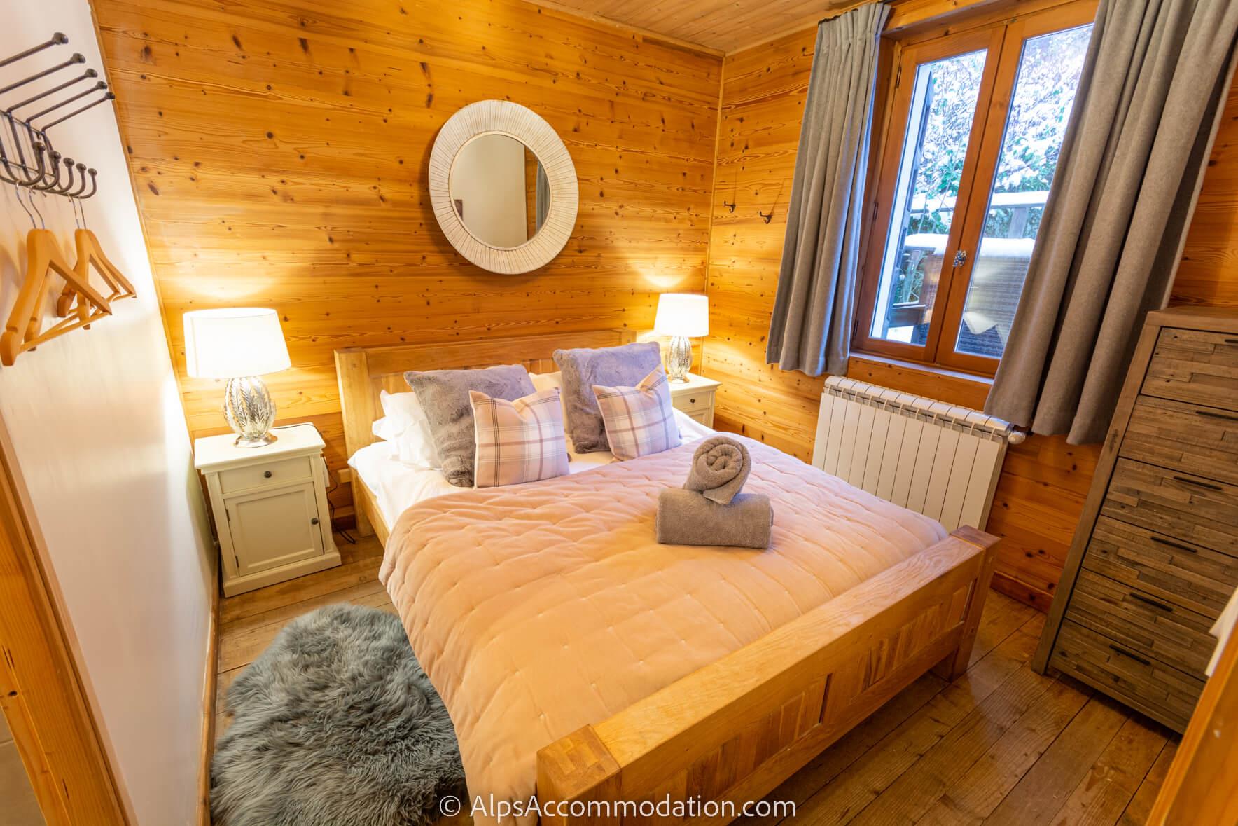 La Maison Blanche Samoëns - First floor ensuite bedroom with luxurious king size bed