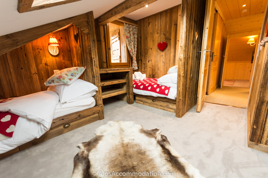 Chalet Gentiane Bleue Samoëns - The triple gorgeous room features carved rustic wood