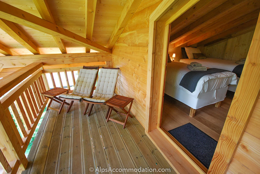 Chalet Maya Samoëns - Upper floor balcony with superb views towards the dramatic Criou mountain