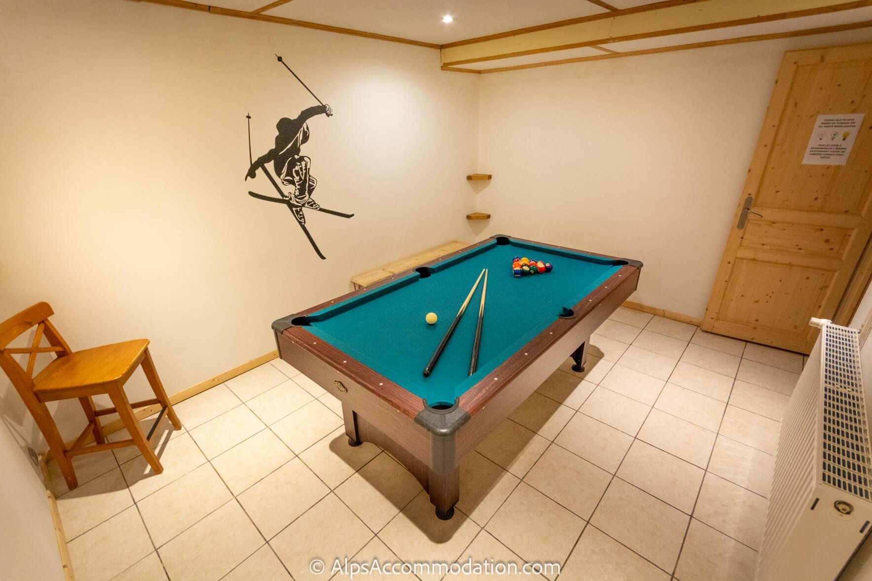 Chalet Taylor Morillon - Pool table on the lower level