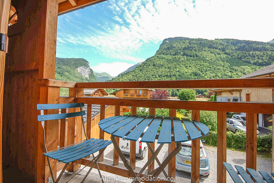 Chalet La Cascade Samoëns - Triple bedroom with private balcony offering fantastic views of the Criou mountain