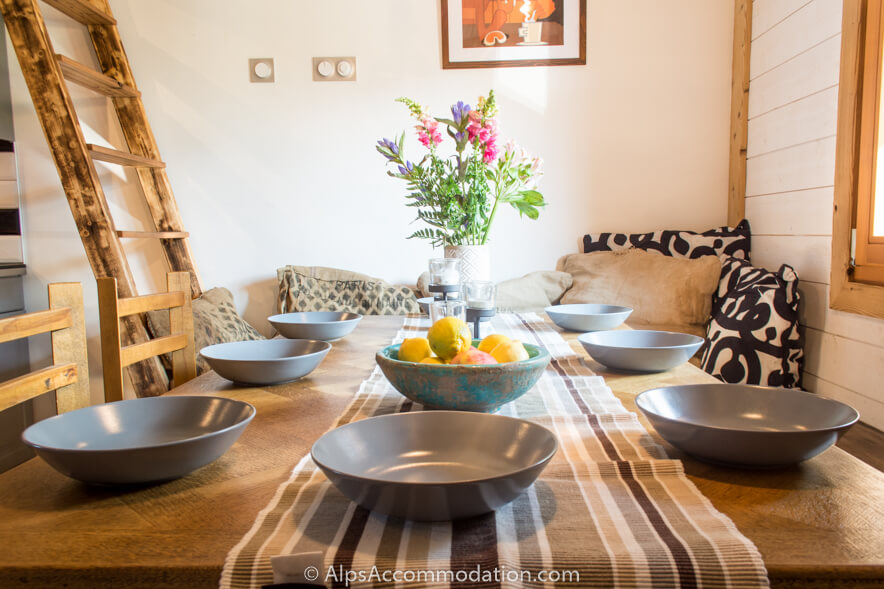 Chalet Tir na nOg Samoëns - Lovely comfortable dining area with well equipped kitchen beyond