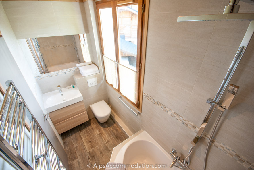 Chalet Moccand Samoëns - Ensuite bathroom with large bath and shower