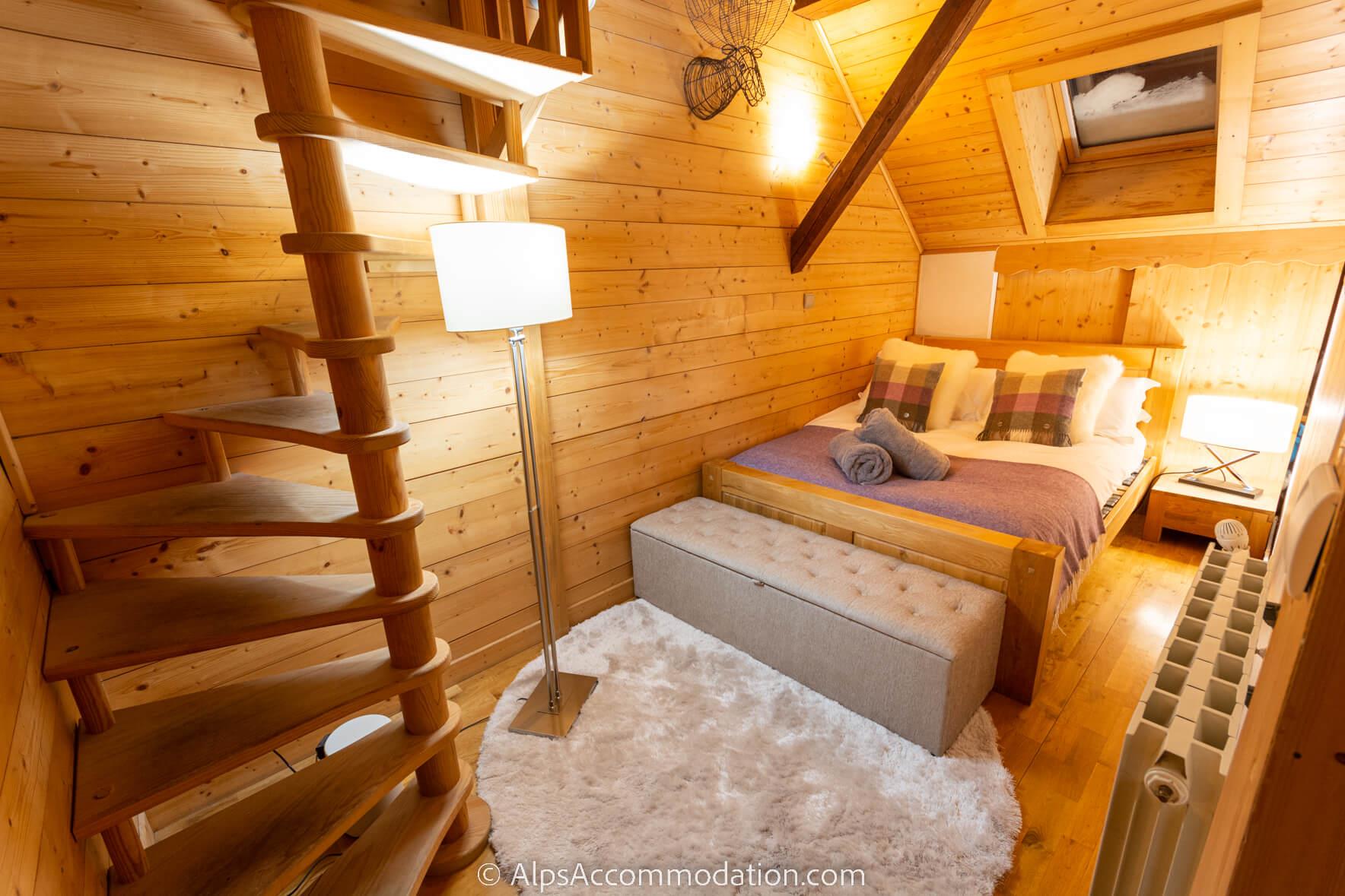 La Maison Blanche Samoëns - Large double bedroom with access to loft room