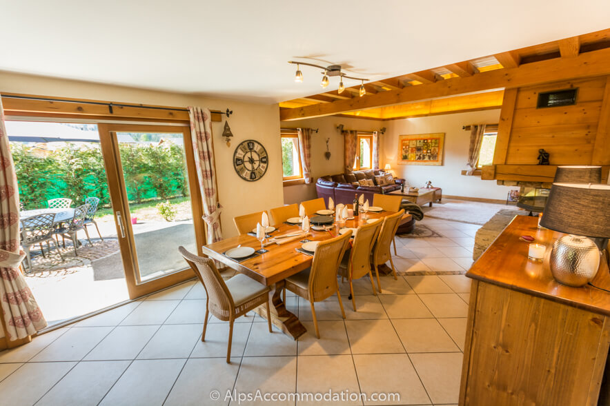Chalet du Mont des Fraises Samoëns - Bright and spacious dining area with an attractive dining table which can comfortably seat 10