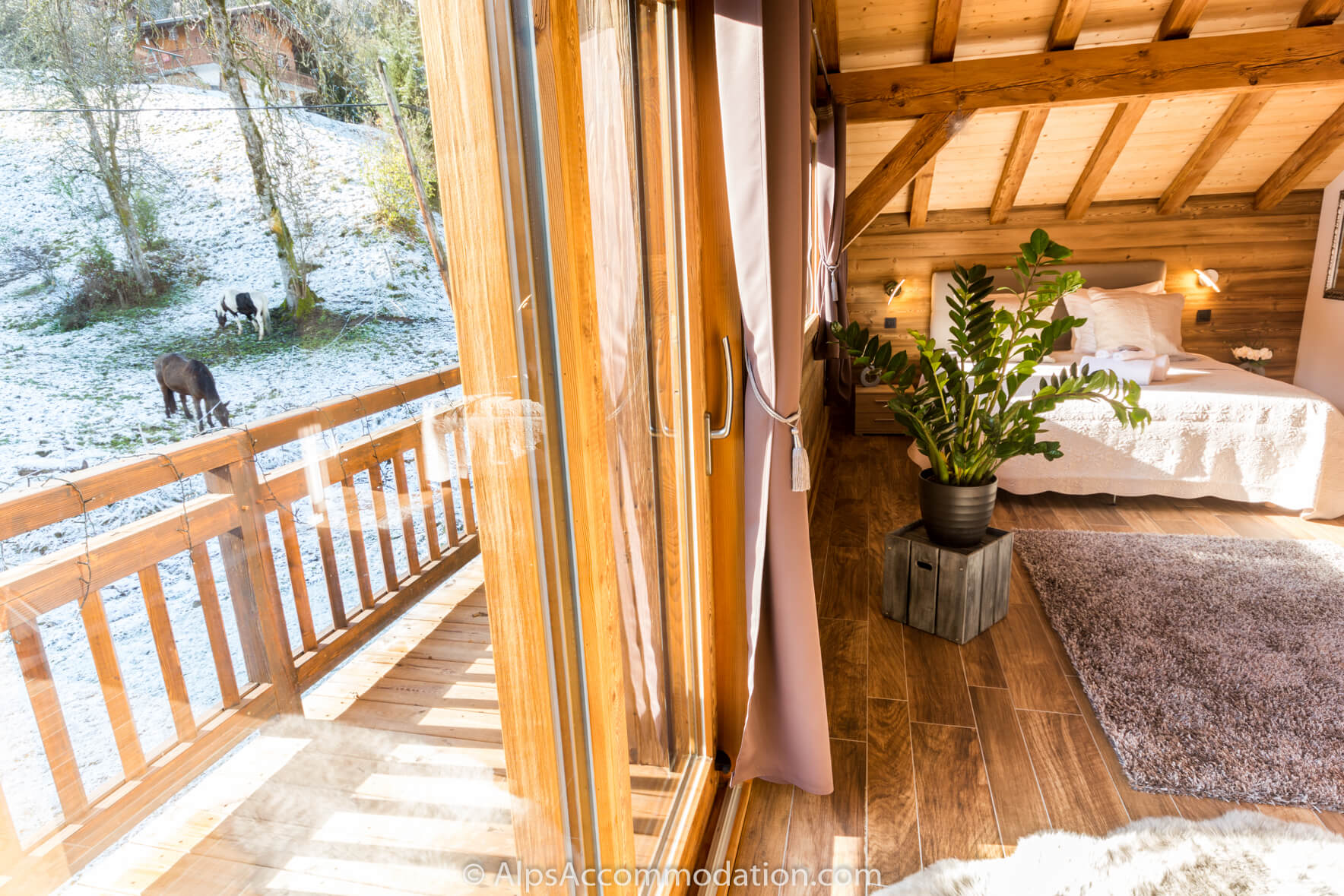 Chalet Sole Mio Morillon - The ensuite master bedroom with private balcony