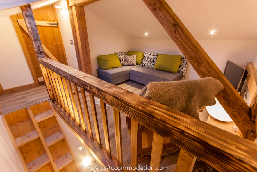Chalet Tir na nOg Samoëns - Comfortable living area with beautiful exposed beams