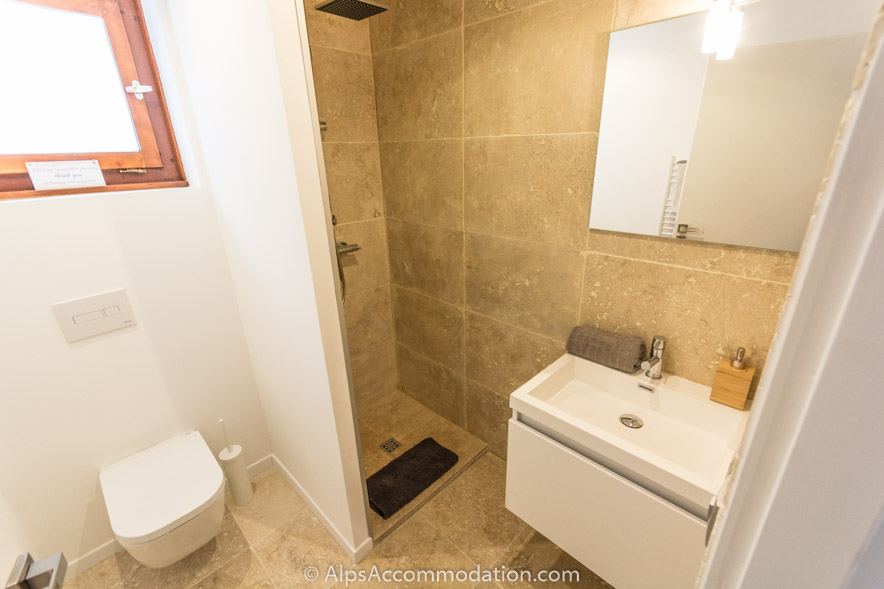 Chalet Falconnières Samoëns - A large walk in shower in the family bathroom