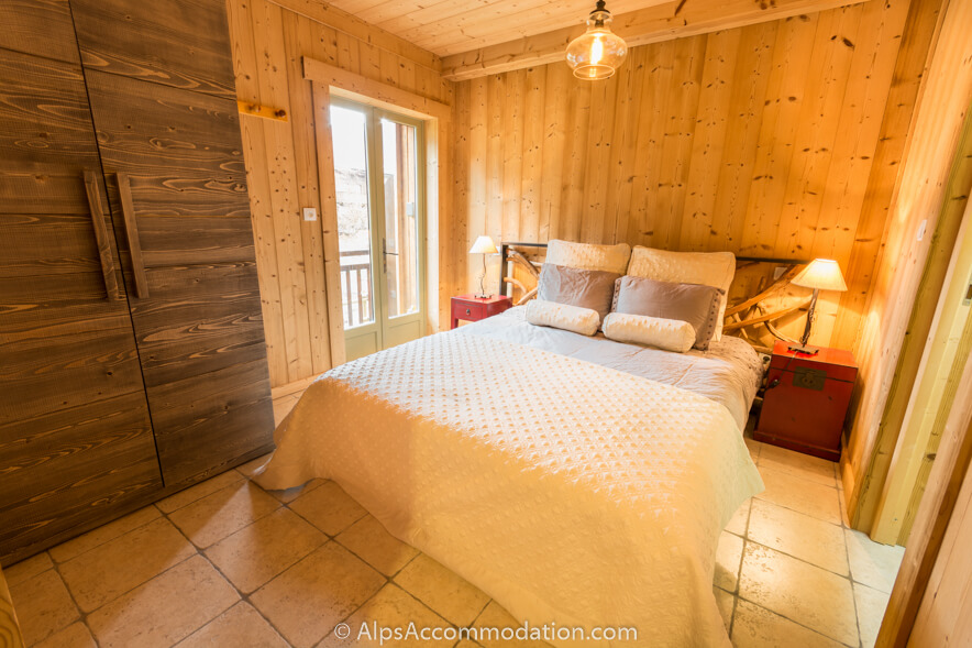 Apartment Bois de Lune 3 Samoëns - The ensuite master bedroom with doors giving access to a scenic balcony