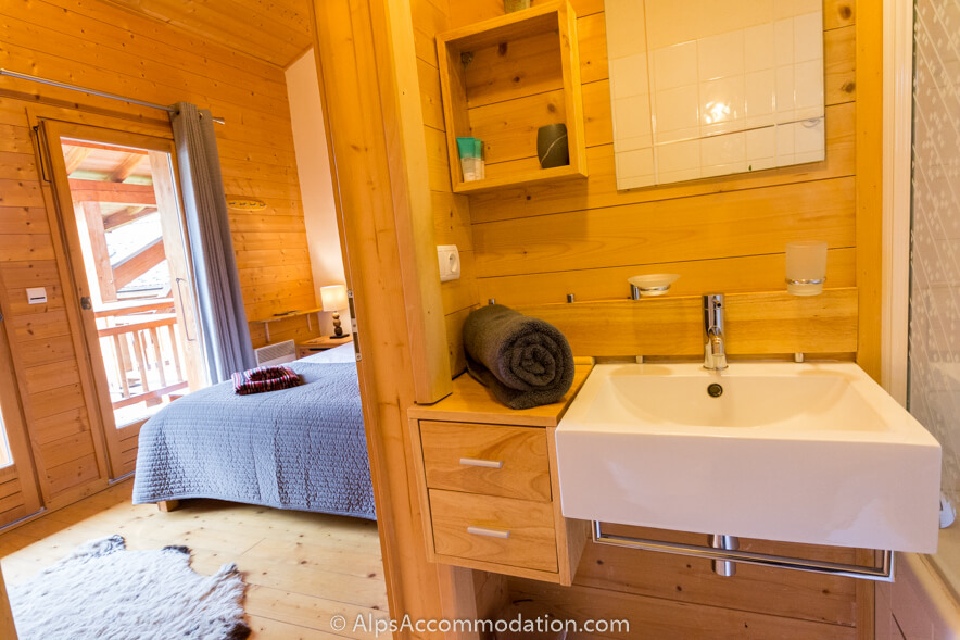 Chalet La Cascade Samoëns - Master bedroom ensuite bathroom with bath and integrated shower