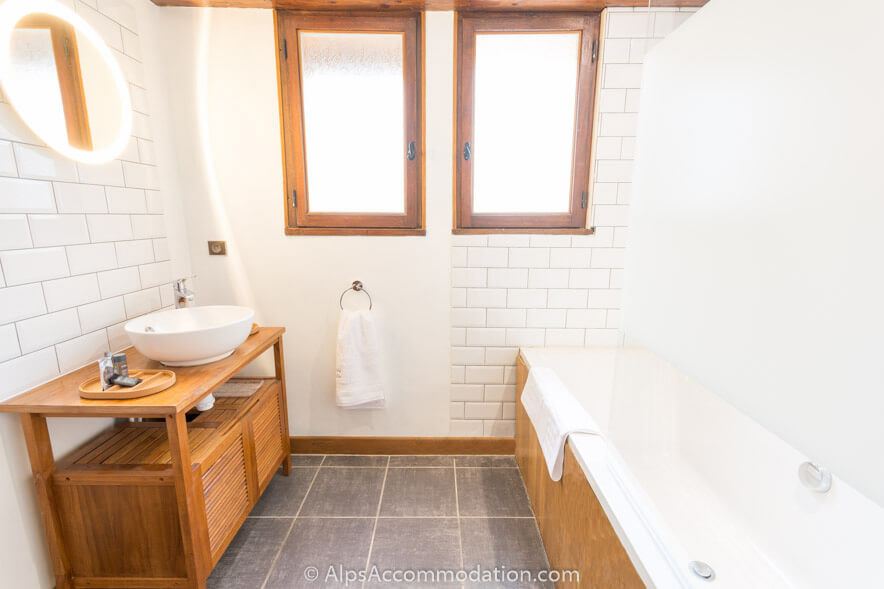 Chalet Taylor Morillon - A family bathroom is located opposite the master bedroom
