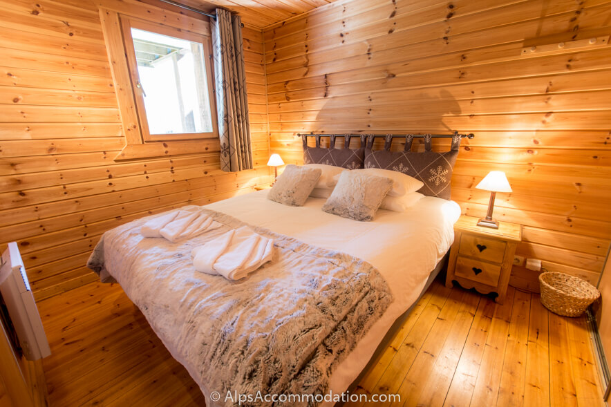 Chalet Booboo Morillon - Ensuite master bedroom with king size bed