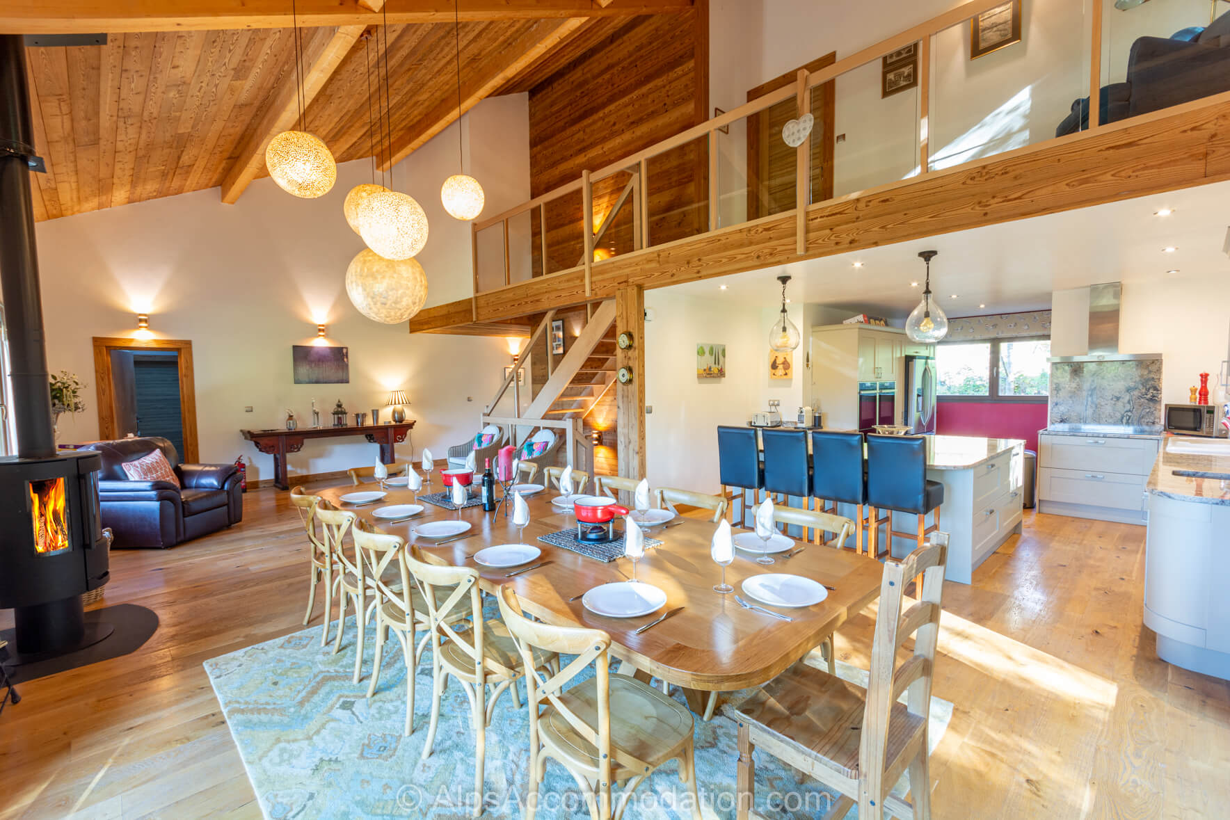 Chalet Gentian Samoëns - The impressive open plan kitchen and dining area with fantastic mountain views