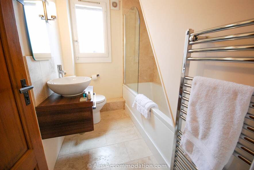 Chalet Chamoissière Samoëns - Family bathroom with large bath, integrated shower and high quality fixtures and fittings