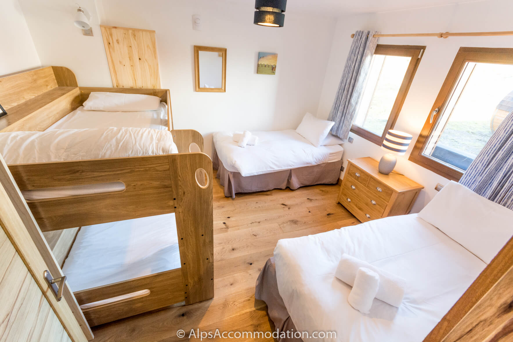 Chalet Gentian Samoëns - Quad bedroom with full size bunk beds and adjacent family bathroom