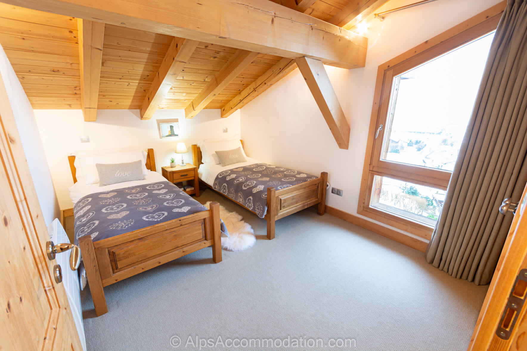 Chalet Foehn Samoëns - Twin bedroom with great views over Samoëns
