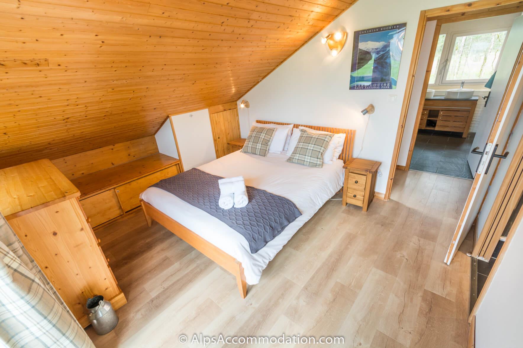 Chalet Bleu Morillon - Light and spacious ensuite king bedroom with amazing mountain views