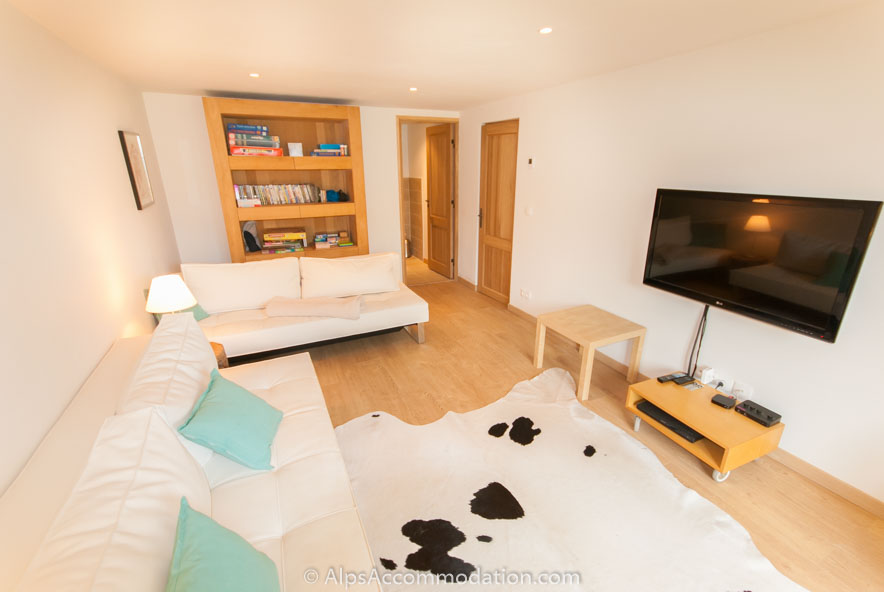 Chalet Eglantine Samoëns - Second living area with family games and large TV