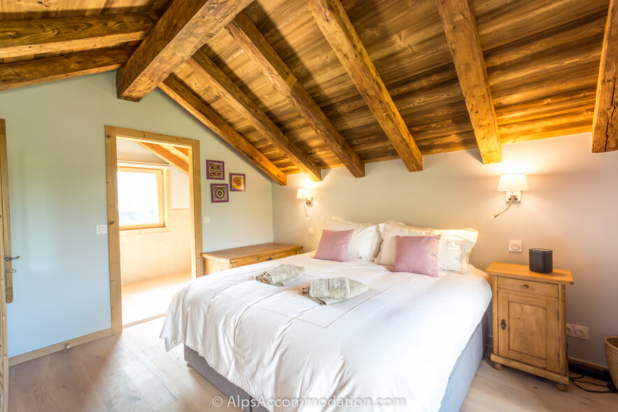 Chalet Petit Coeur Samoëns - The spacious master bedroom with exposed beams