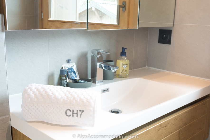 Apartment CH7 Morillon -  Luxurious towels and toiletries are provided