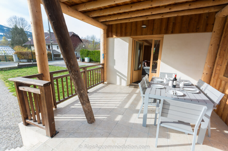 Apartment Bois de Lune 2 Samoëns - A large south facing terrace with table and chairs with the private garden beyond