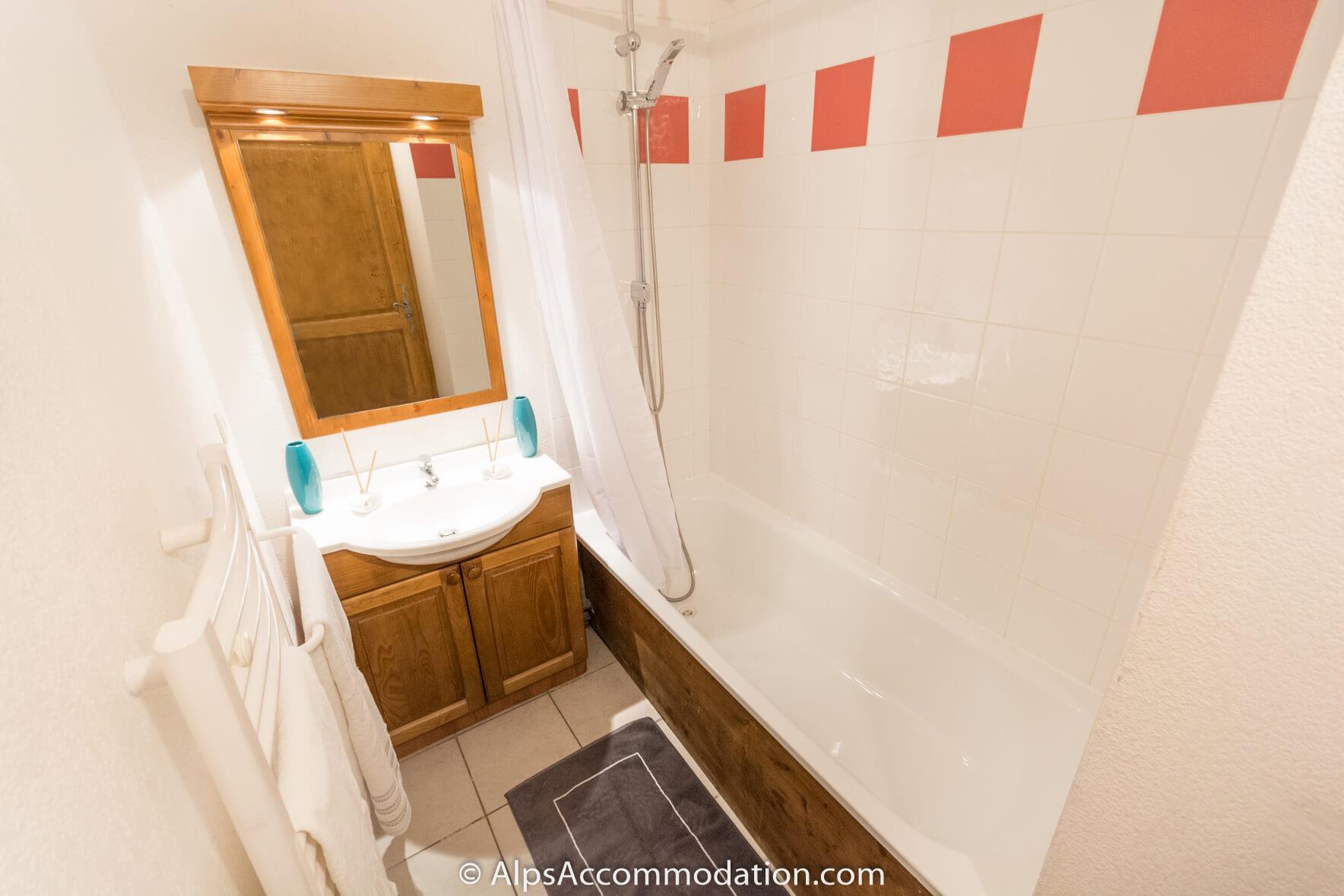 Les Fermes de Samoëns F4 Samoens - Bathroom with bath and shower