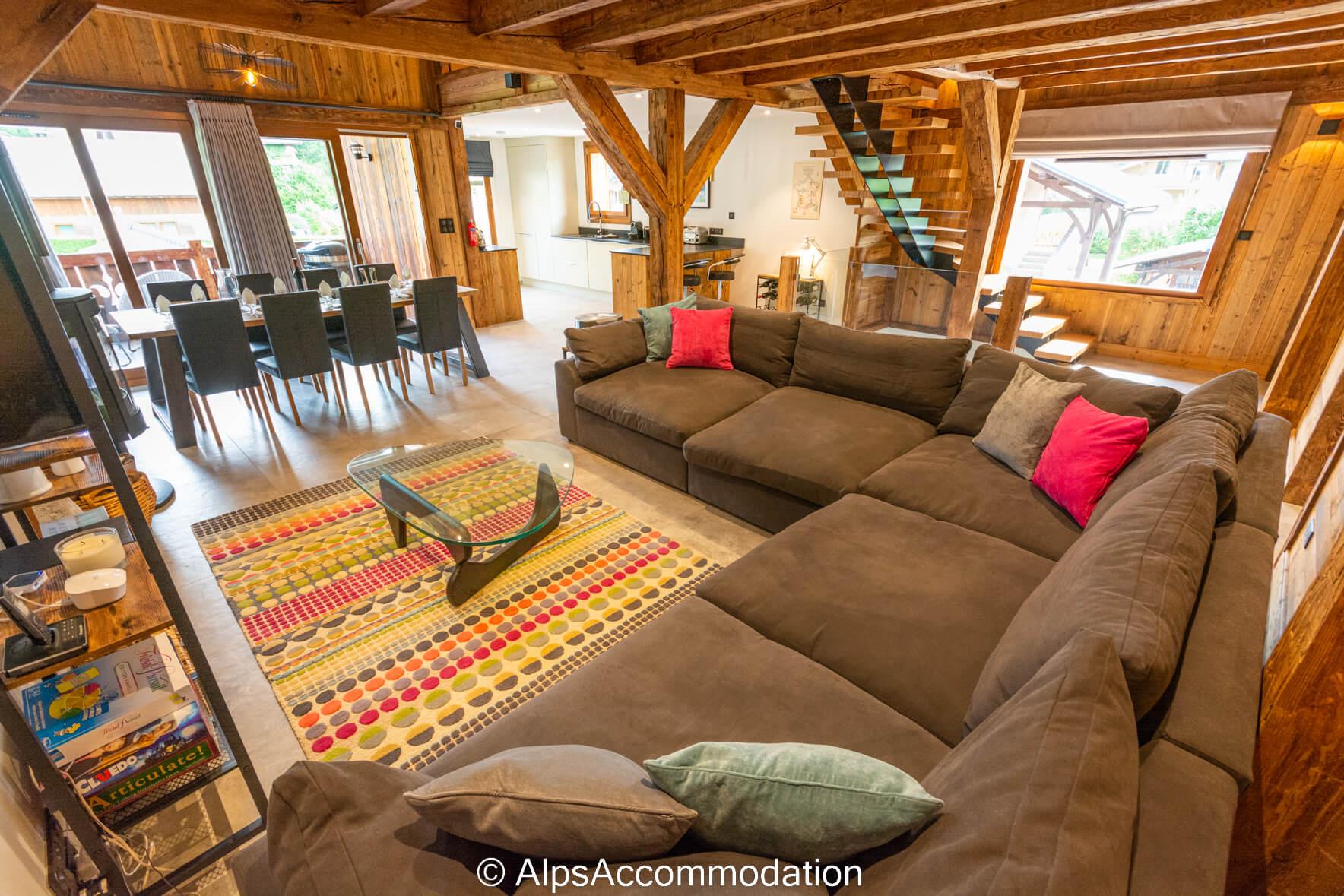 Chalet Lily Samoëns - Comfortable living area with bluetooth speaker books and games