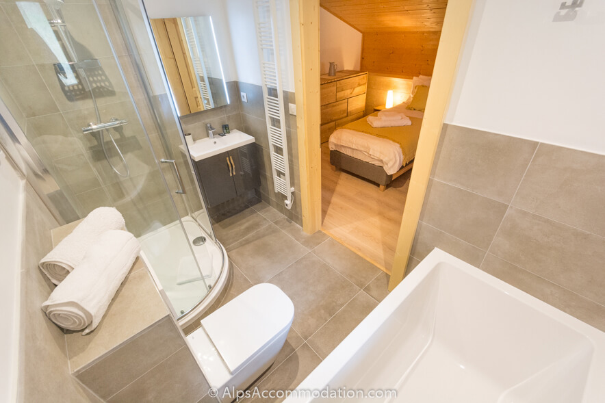 Chalet Marguerite Samoëns - Luxurious ensuite bathroom of the twin bedroom features a separate bath and shower