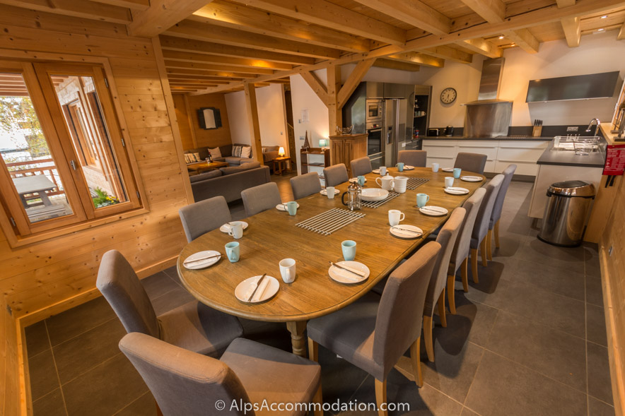Chalet Maya Samoëns - Kitchen Dining area with beautiful dining table comfortably seating up to 15