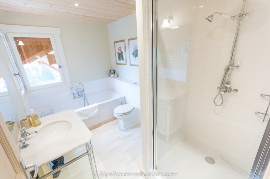 Chalet Gentiane Bleue Samoëns - Bright and spacious family bathroom with bath and large shower