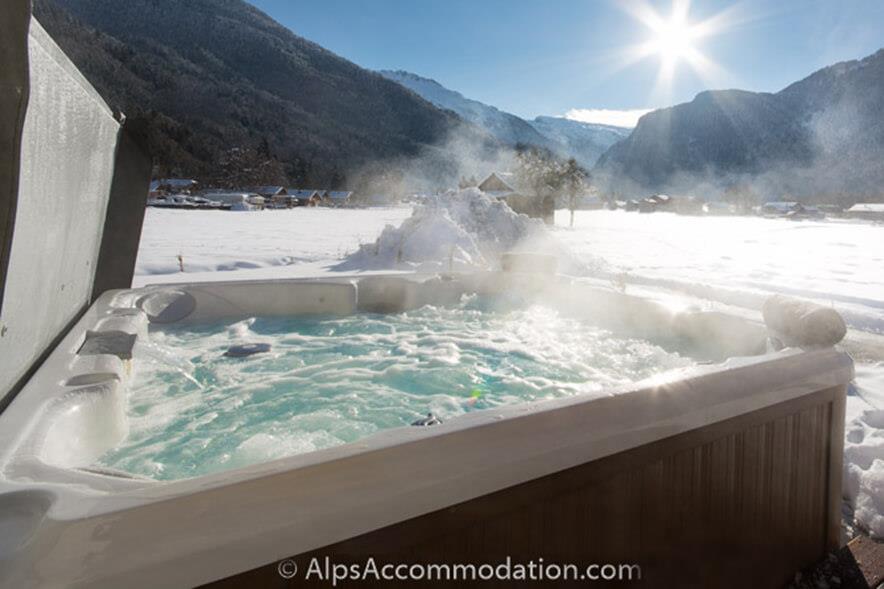 No.1 Chalet L'Orlaya Samoëns - Relax in a steamy hot tub with wonderful Alpine views