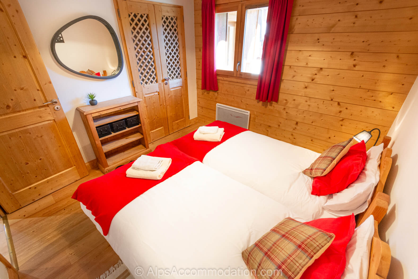 Chardons Argentes H8 Samoëns - Twin or super king bedroom with large wardrobe