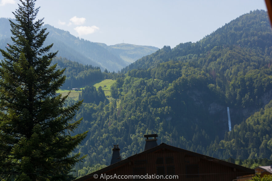 Chalet Petit Coeur Samoëns - Stunning views towards the ski area and waterfall