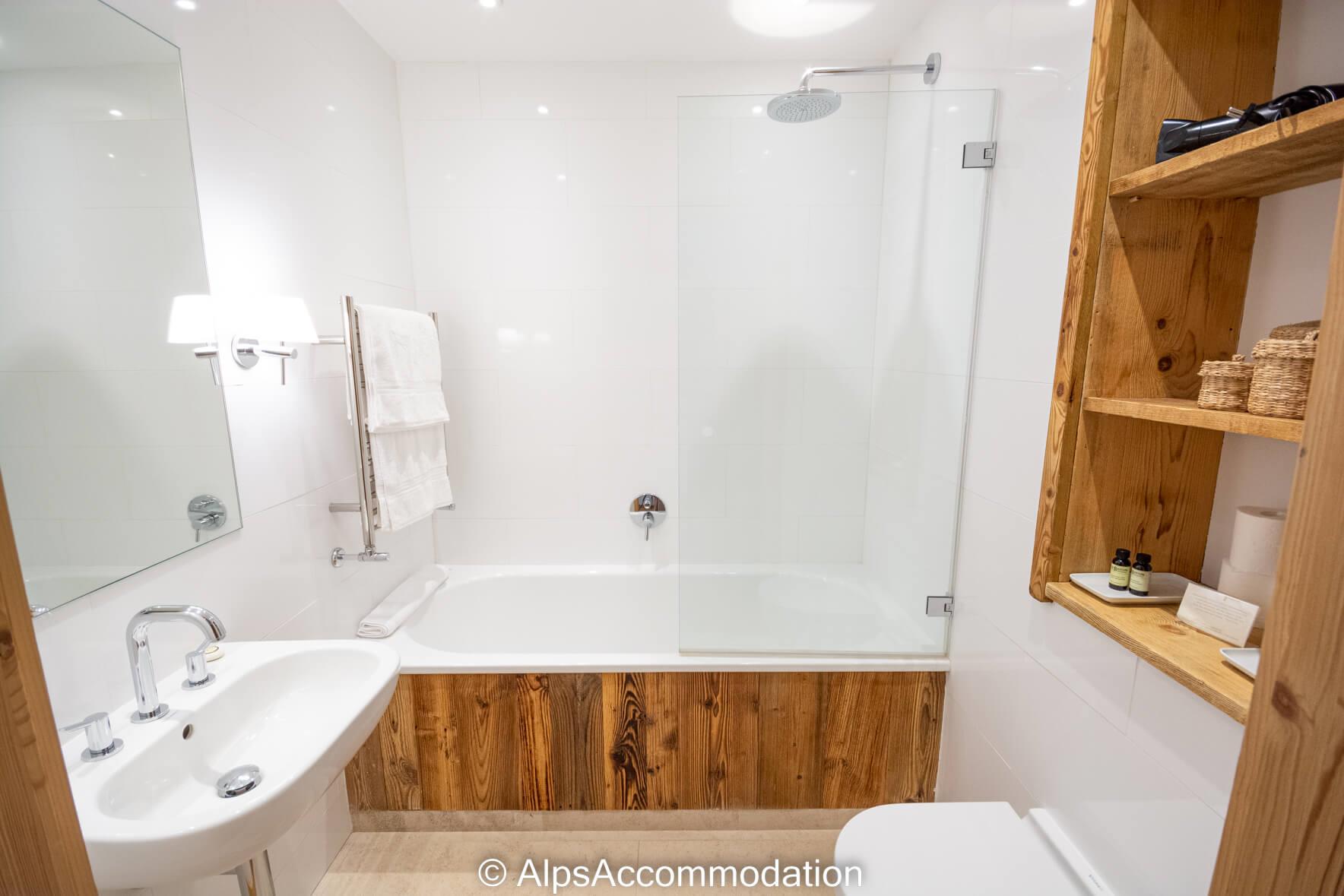 Ferme St Christophe Samoëns - Ensuite bathroom featuring heated mirrors