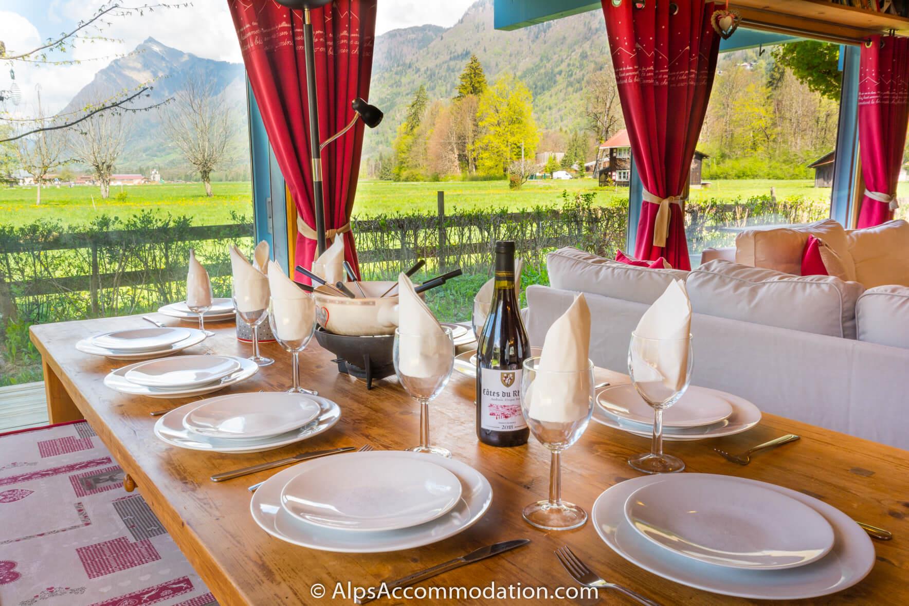 Chalet Bleu Morillon - The dining area offers truly wonderful alpine views