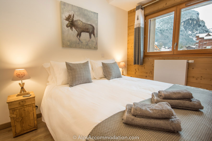 No.1 Chalet L'Orlaya Samoëns - The twin or king bedroom with ensuite bathroom and great views